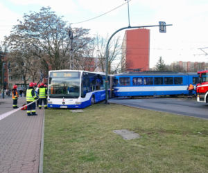 Dramatyczny wypadek w Krakowie. Tramwaj zderzył się z autobusem, są ranni