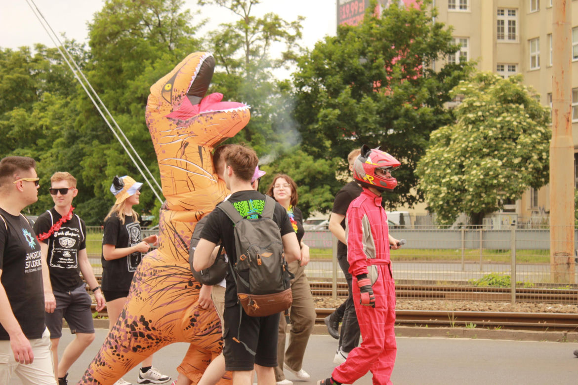 Studenci opanowali Wrocław. Pochód juwenaliowy przeszedł ulicami miasta. Było śpiewająco! [ZDJĘCIA]
