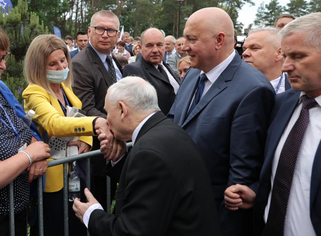 Kaczyński rozchwytywany przez kobiety na konwencji PiS!