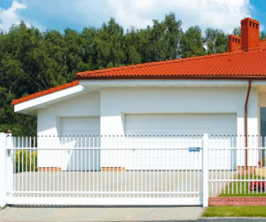 Najpiękniejsze ogrodzenia: na tle czerwonego dachu