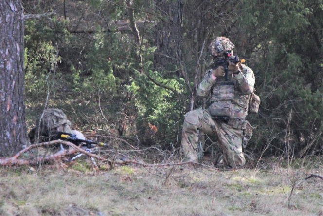 Brytyjscy żołnierze, ćwiczenia na poligonie