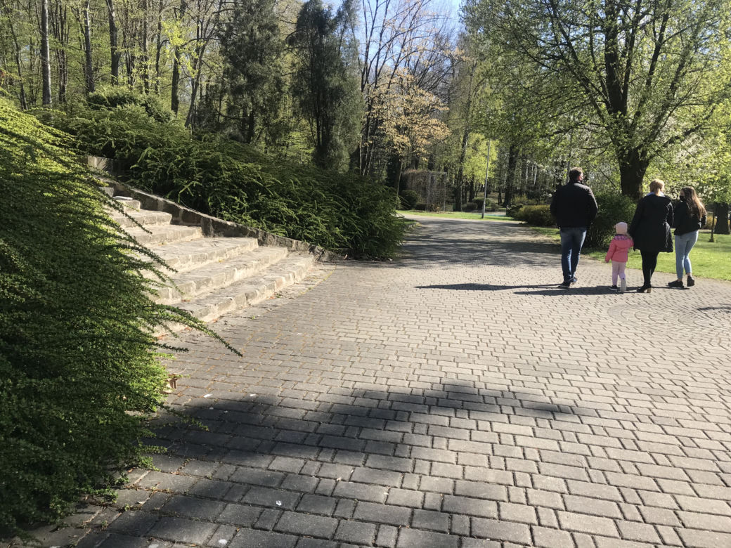 Katowice: Tłumy w Parku Kościuszki. Mieszkańcy ruszyli na spacery