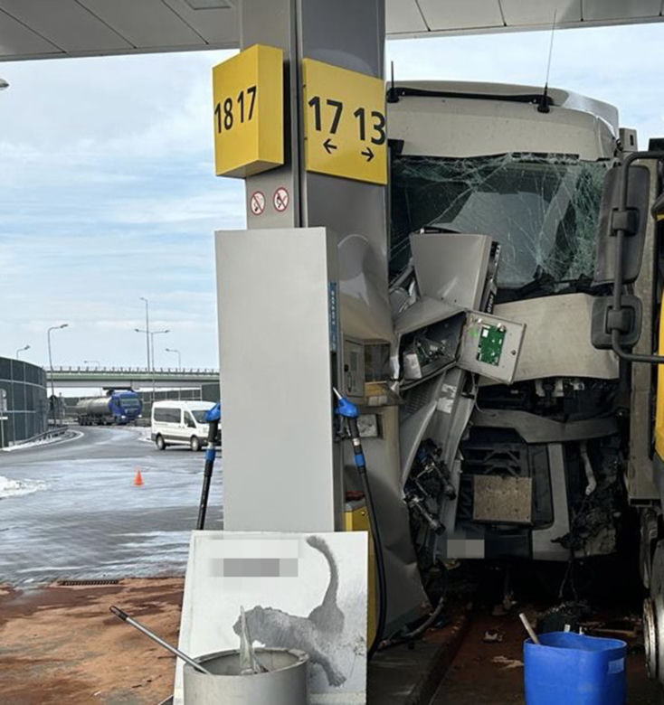 Tir roztrzaskał się na stacji paliw. Totalna demolka pod Brwinowem