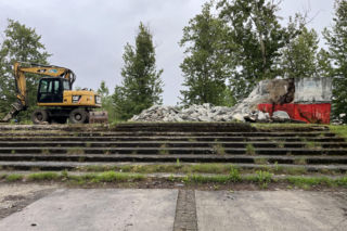Rozbiórka cokołu po pomniku Koniewa