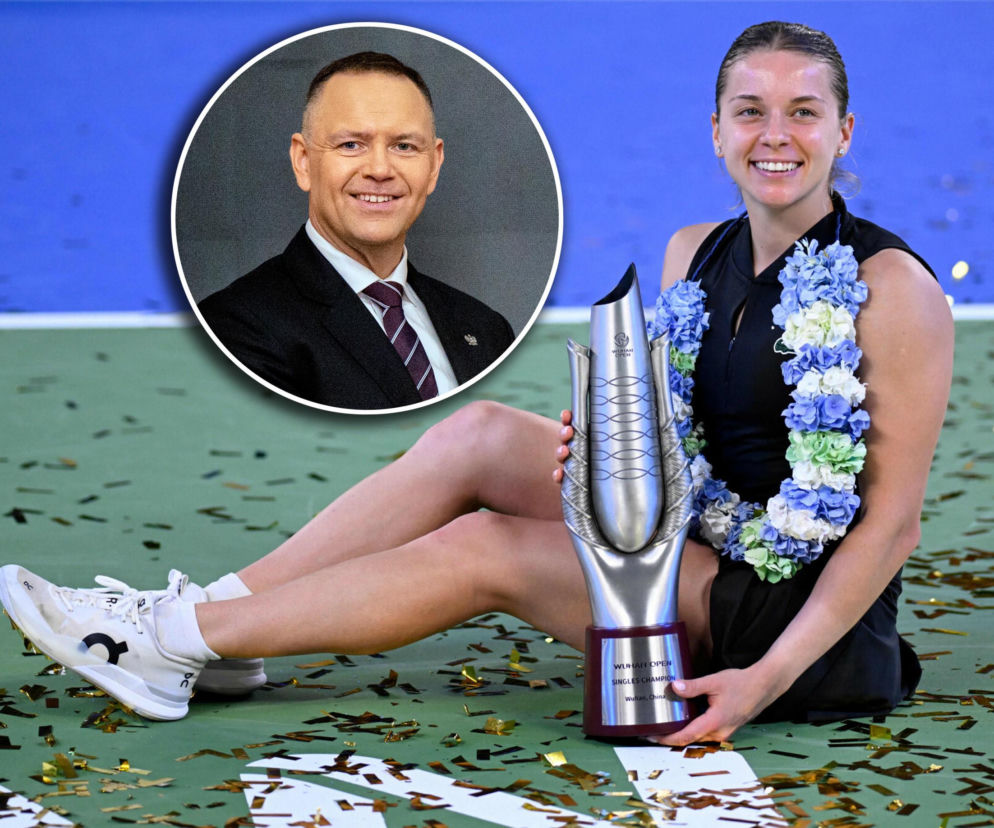 Uśmiechnięta Maja Chwalińska z trofeum Wuhan Open. Na miniaturze obok prezydent Karol Nawrocki. Czytaj na SE Polityka.