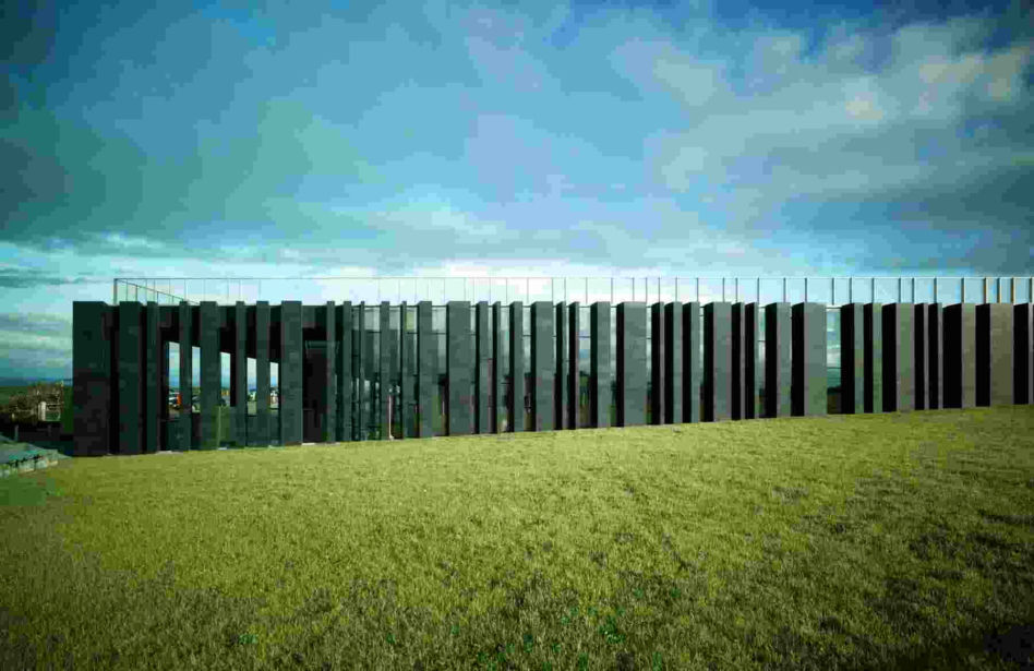 Rytm bazaltowych filarów na elewacji Giant's Causeway Visitor Centre - gra światła i cienia. Fot. www.hparc.com