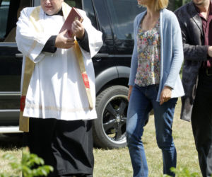 	Blondynka 3 sezon. Ksiądz Andrzej Błażejczyk (Olaf Lubaszenko), Sylwia (Joanna Moro), Manej (Tomasz Borkowski)