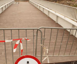Nowa kładka dla pieszych i rowerzystów w parku Klecińskim