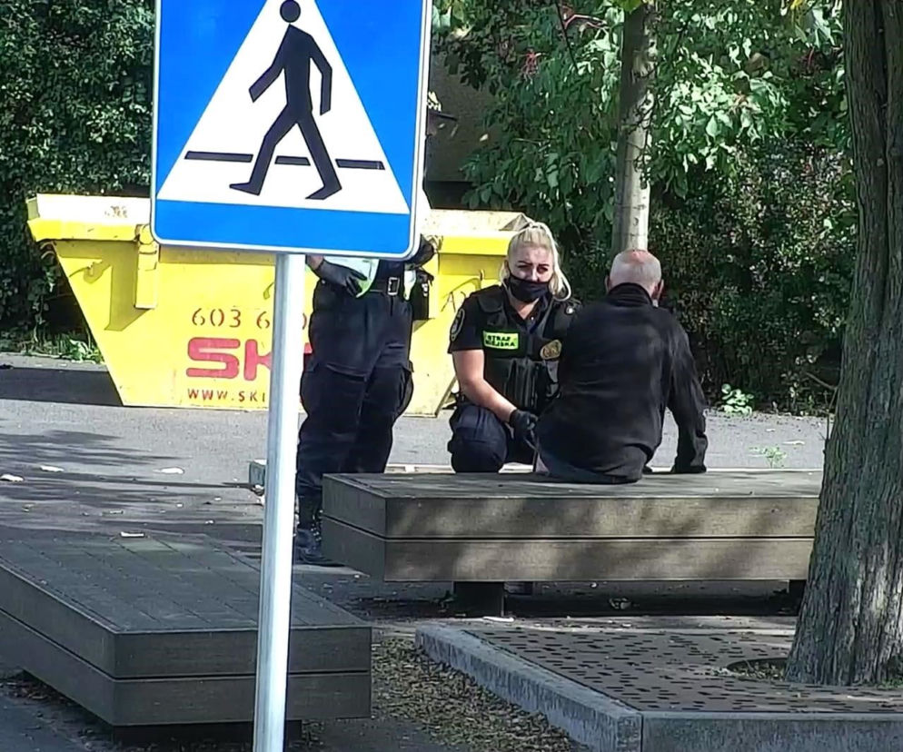 Poznań: Na ławce leżał skulony mężczyzna. Był poszukiwany przez rodzinę