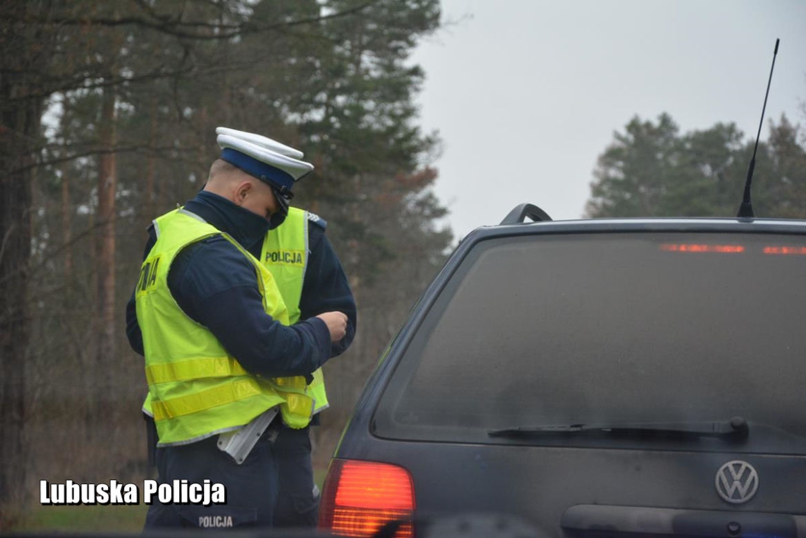 NAĆPANY młodzieniec za kierownicą PASSATA