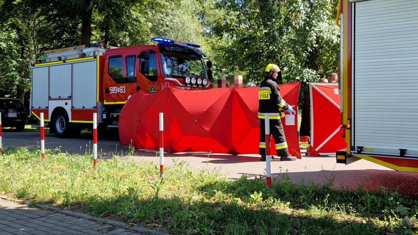 Emeryci wracali z pogrzebu, uderzyli w drzewo przy cmentarzu. Nie żyje jedna osoba