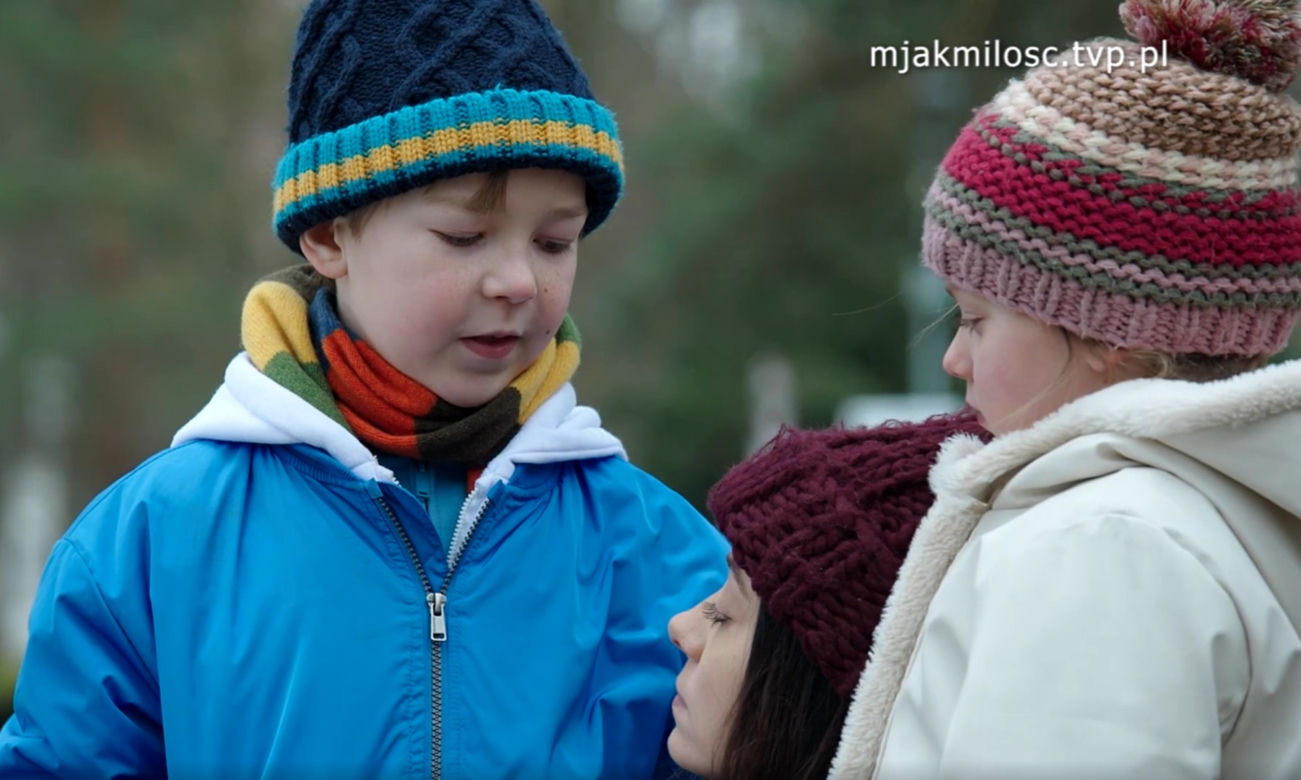 M jak miłość. Iza (Adriana Kalska), Szymek (Staś Szczypiński), Maja (Laura Jankowska)	