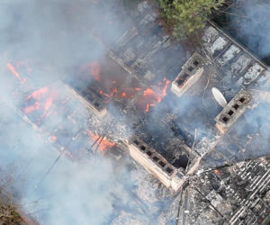 Wielki pożar zabytkowej willi pod Warszawą. Trwa akcja strażaków
