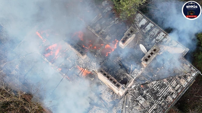 Wielki pożar zabytkowej willi pod Warszawą. Trwa akcja strażaków