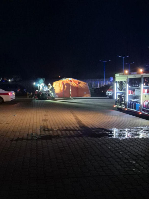 Kawle. Strażacy usuwają zniszczenia po pożarze hali przetwórstwa drobiu. W akcji robot gaśniczy i drony