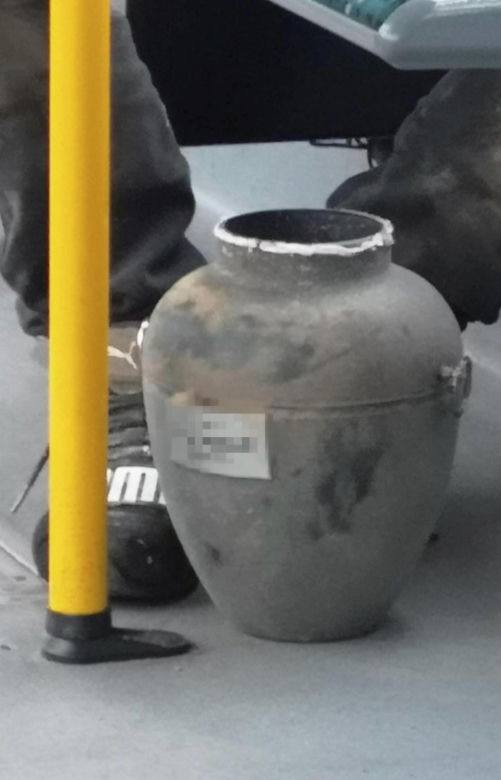 Mężczyzna z urną w tramwaju. Zabrał z cmentarza prochy ojca 