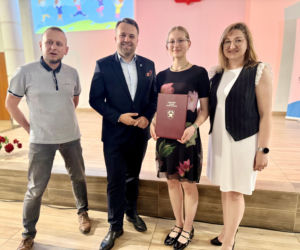 Młode talenty ze Starachowic nagrodzone. Prezydent Marek Materek wręczył stypendia za wybitne wyniki