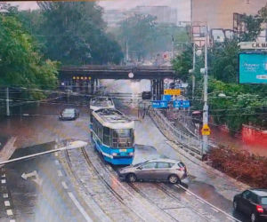 Wrocław pod wodą! Tramwaje stoją, ulice zamieniły się w rzeki