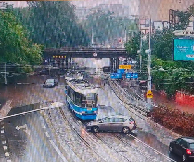 Wrocław pod wodą! Tramwaje stoją, ulice zamieniły się w rzeki