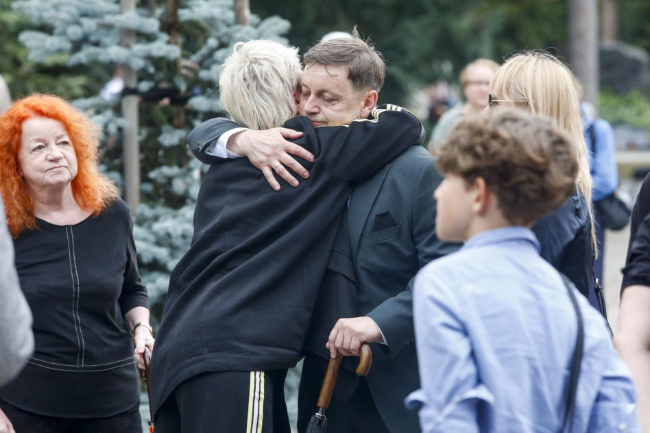 Zapłakane gwiazdy na pogrzebie Joanny Kołaczkowskiej. Steczkowska i Tadla ocierały łzy, panowie też mieli mokre oczy