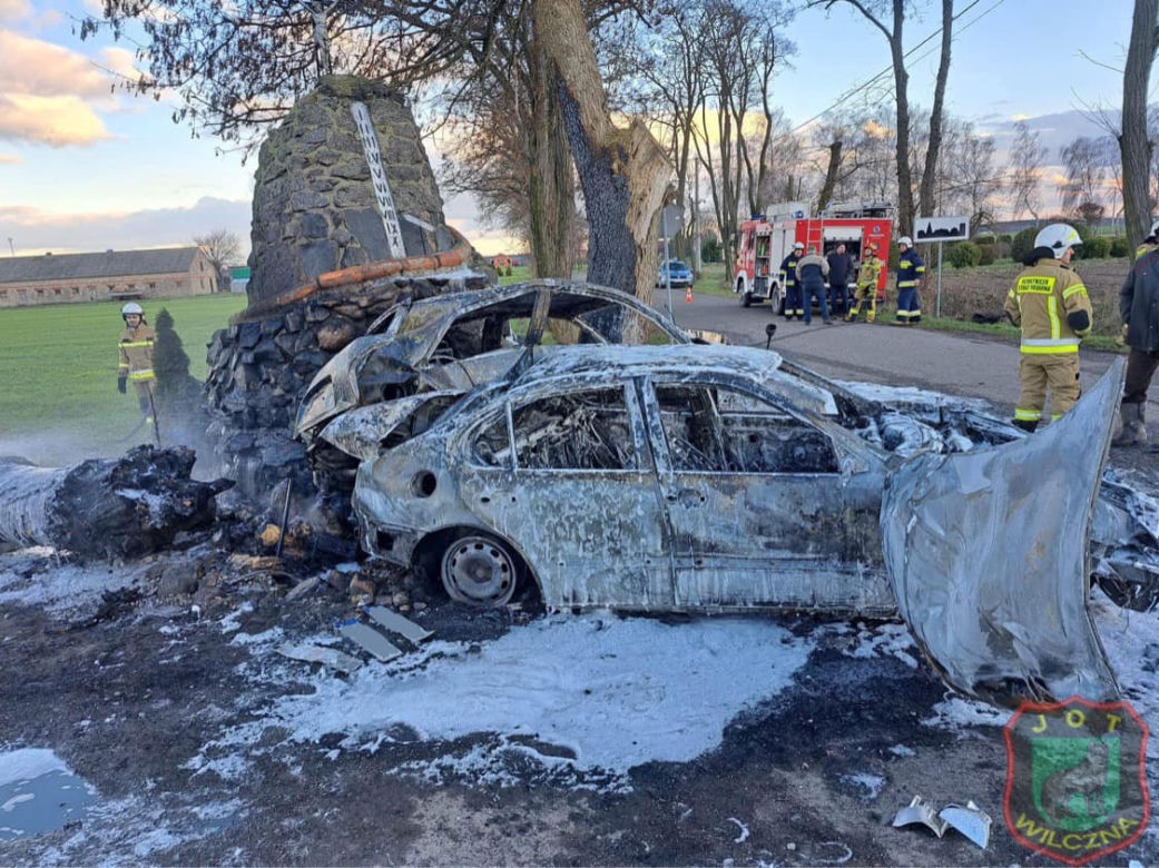 Wielkopolskie. Kobieta i mężczyzna uwięzieni w płomieniach! Uratował ich przejeźdzający obok strażak [ZDJĘCIA]