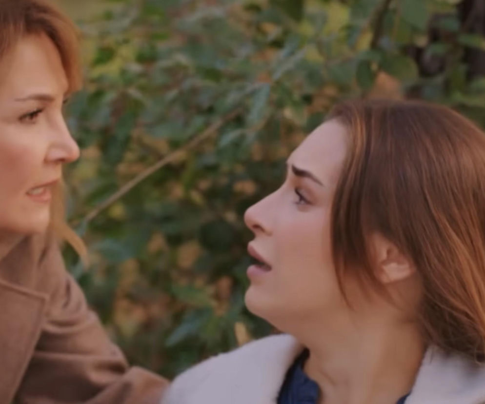 Kadr z tureckiego serialu Miłość i nadzieja przedstawiający Feraye (po lewej) i Silę (po prawej), patrzące na siebie z zaskoczeniem i emocjami, na tle rozmytej zieleni. Ten poruszający moment i więcej o losach bohaterek znajdziesz na Super Seriale.