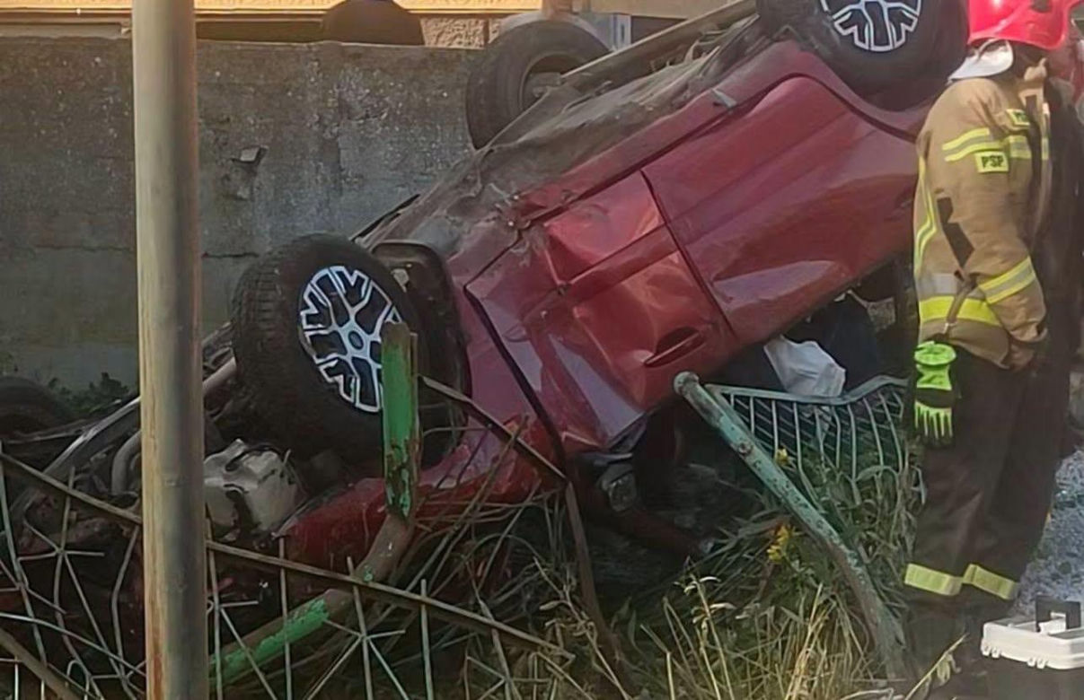 Dachowanie w Tokarni. 19-latek stracił panowanie nad Nissanem