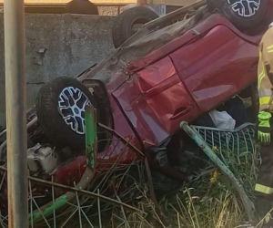 Dachowanie w Tokarni. 19-latek stracił panowanie nad Nissanem
