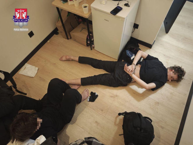 Szajka oszustów rozbita przez policję. Zatrzymani mają 17 i 18 lat