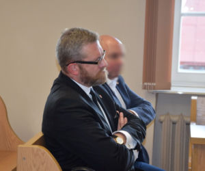 Grzegorz Braun w sądzie bez maseczki