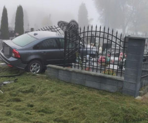 Samochód wjechał w cmentarz. Duże zniszczenia