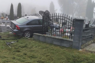 Samochód wjechał w cmentarz. Duże zniszczenia