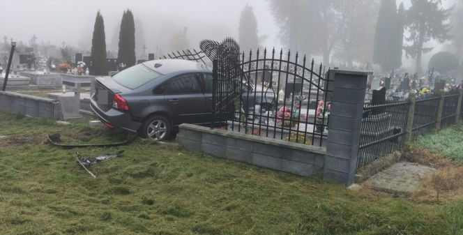 Pięć nagrobków uszkodzonych. Volvo wjechało w ogrodzenie cmentarza