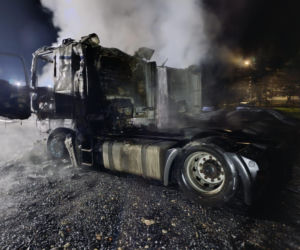 Pożar na terenie firmy w Nietążkowie. Spłonęły dwa ciągniki siodłowe