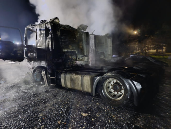 Pożar na terenie firmy w Nietążkowie. Spłonęły dwa ciągniki siodłowe