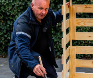 Jak zabezpieczyć drewnianą wiatę na lata? Impregnacja drewna krok po kroku I Murator Ogroduje