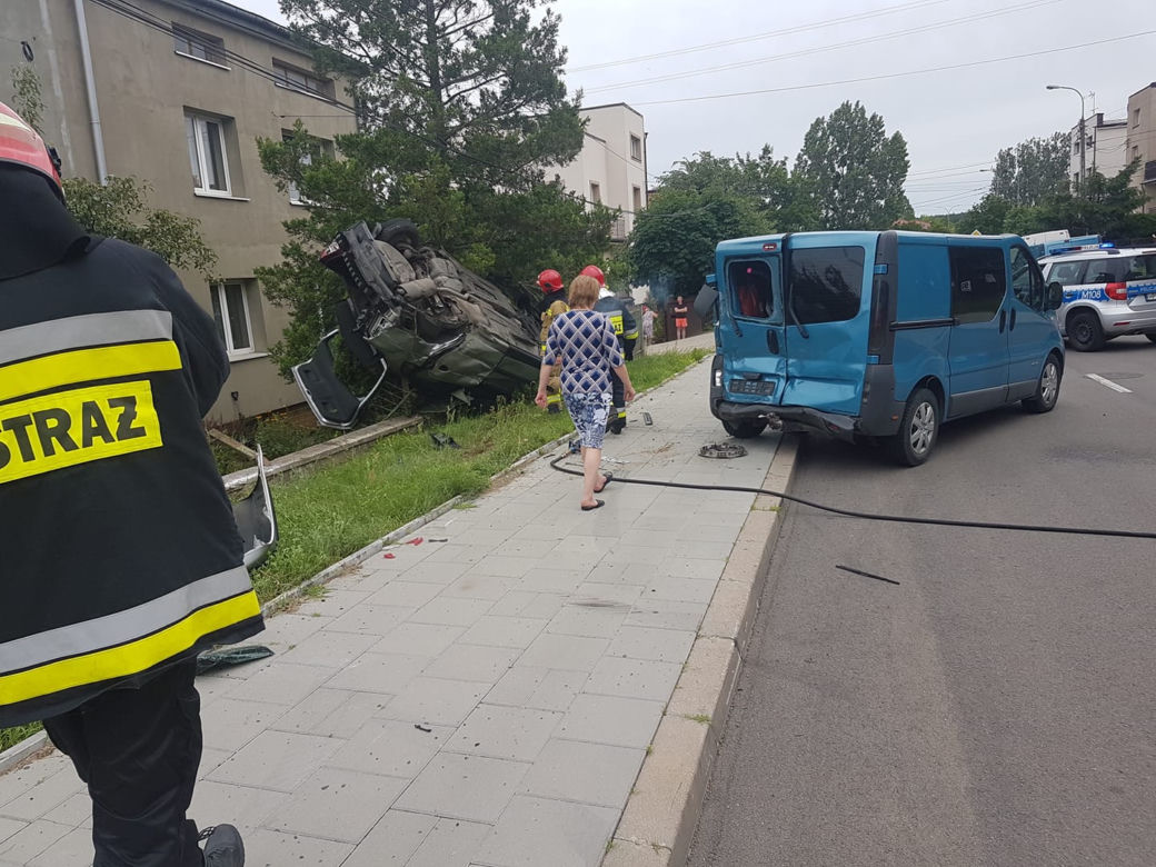 Dachowania na ul. Włościańskiej w Białymstoku. Auto omal nie wpadło na dom [ZDJĘCIA]