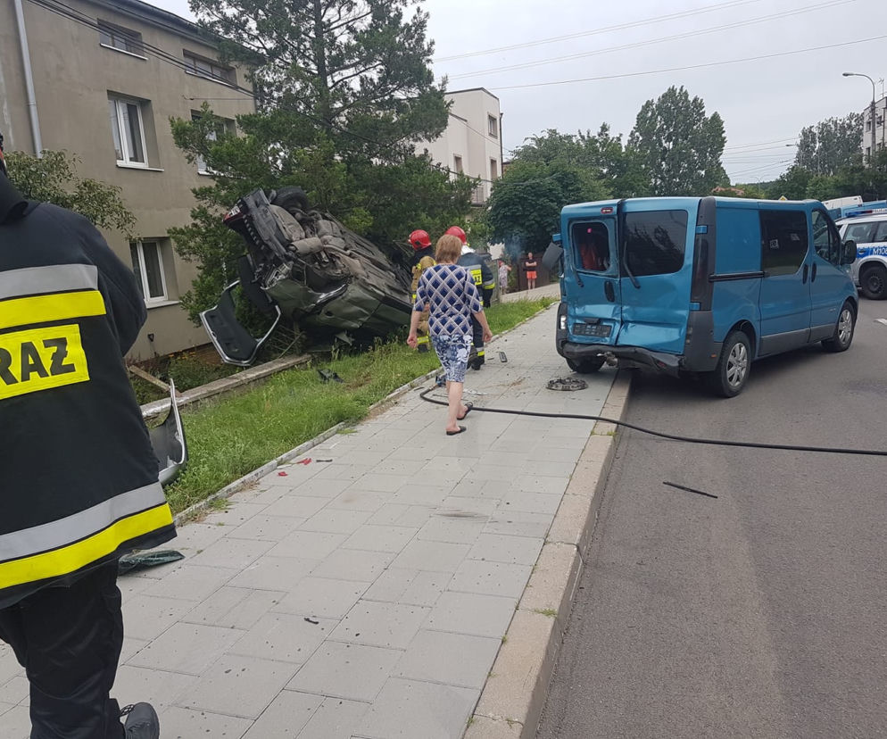 Dachowania na ul. Włościańskiej w Białymstoku. Auto omal nie wpadło na dom [ZDJĘCIA]
