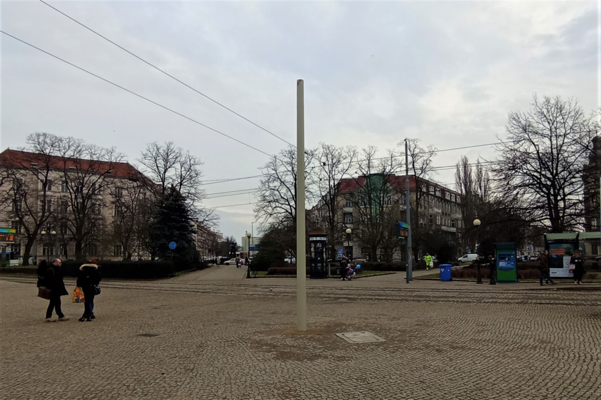 Nieestetyczny słup stanął na środku placu Grunwaldzkiego