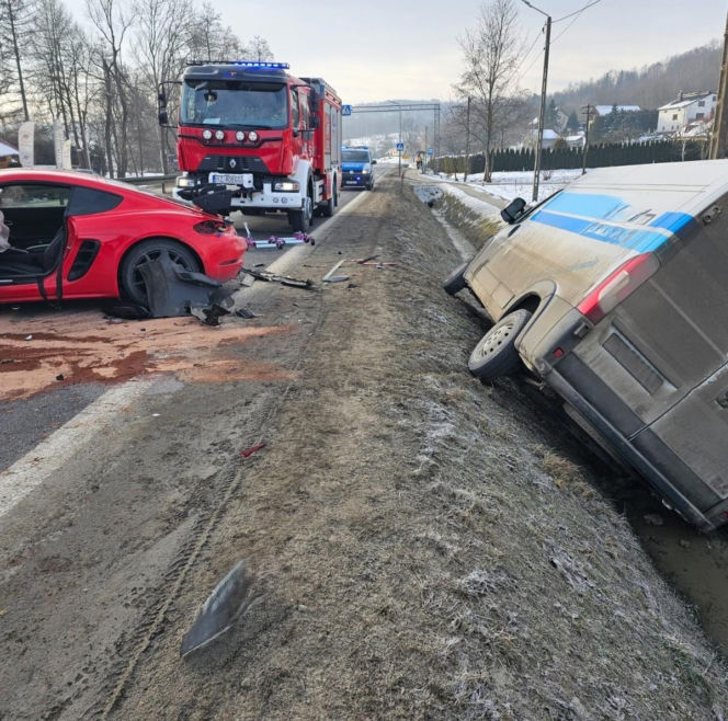 Bus, porshe i ciężarówka zderzyły się na DK19