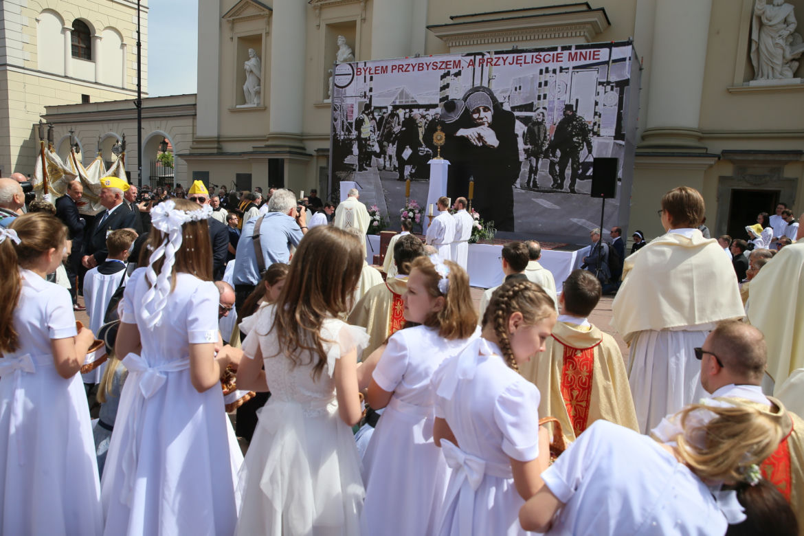 Centralna procesja Bożego Ciała w Warszawie. Ołtarze nawiązywały do wojny