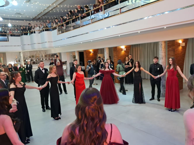 Studniówka 2026 maturzystów ZSTM w Skarżysku-Kamiennej