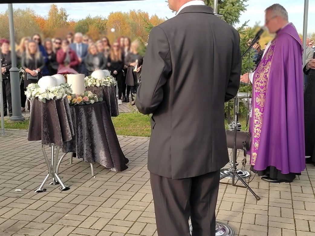 Katarzyna z malutkimi córeczkami zostaną pochowane w rodzinnym grobowcu. Wzruszające słowa księdza