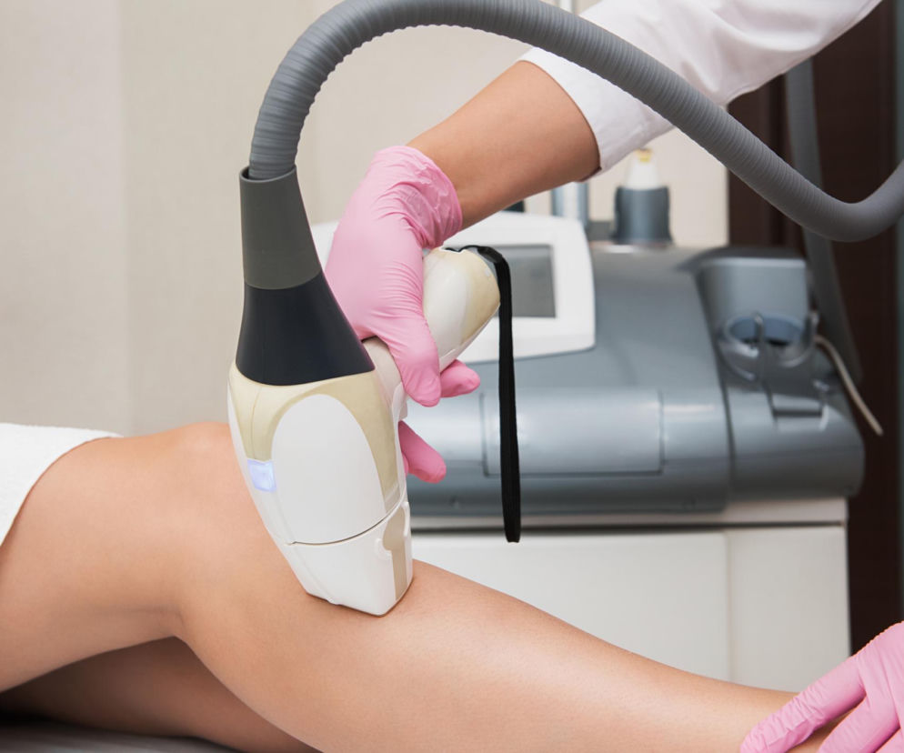 Masz jasne lub siwe włoski? Popularny laser może nie zadziałać. Ta metoda bije go na głowę skutecznością