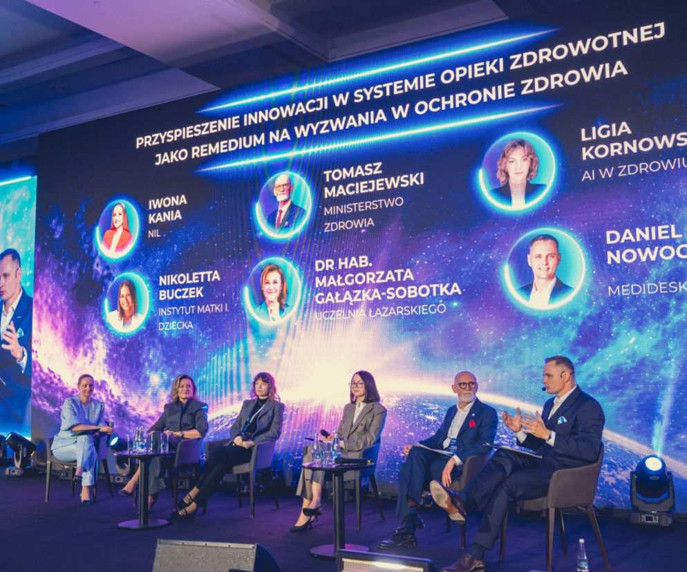 Sześciu ekspertów na scenie konferencji AMOZ. W tle ekran z nazwiskami prelegentów. Relacja w Poradnik Zdrowie.