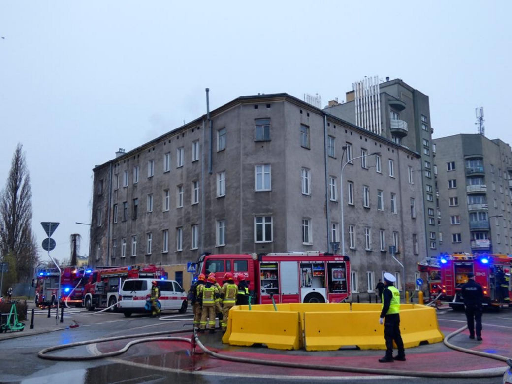 Warszawa. Płonie kamienica na Kamionku! Na miejscu osiem zastępów straży pożarnej!