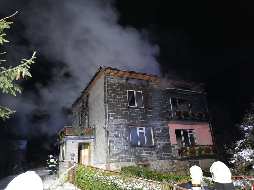 Tragiczny pożar pod Olkuszem. Nie żyje mężczyzna wyniesiony z płonącego domu