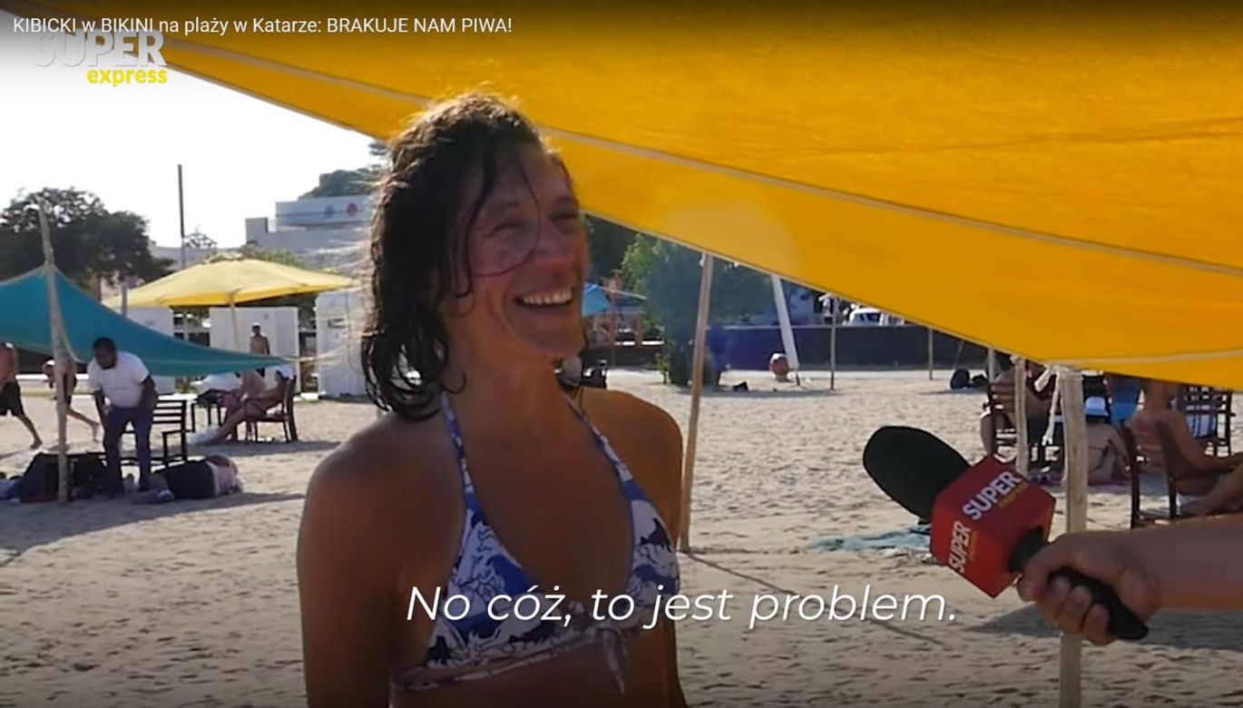 Piękne kibicki narzekają na brak piwa!
