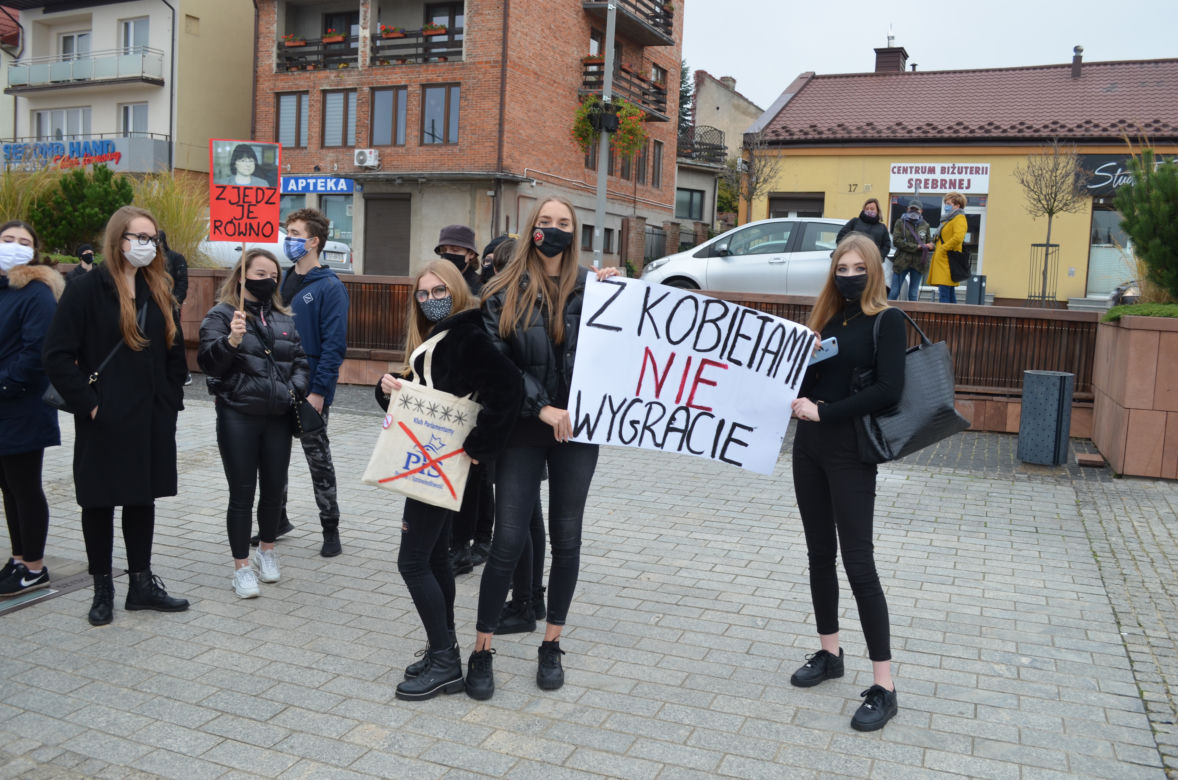 "NIE JESTEŚMY INKUBATORAMI" w Starachowicach też protestowali przed biurami posłów PiS 