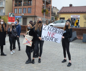 NIE JESTEŚMY INKUBATORAMI w Starachowicach też protestowali przed biurami posłów PiS 